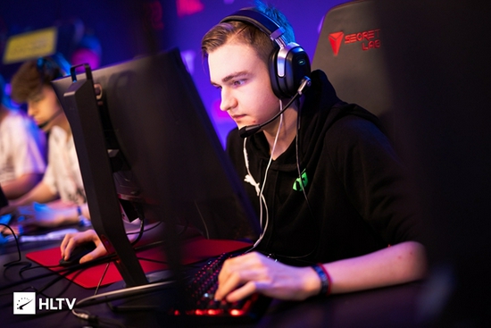 英雄联盟全球总决赛主题快闪店火爆开启